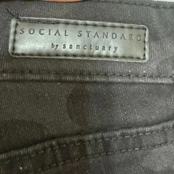Social Standard by Sanctuary Ankle Skinny Mid Rise Flex Jean in Black Grey Camo - Picture 13 of 14